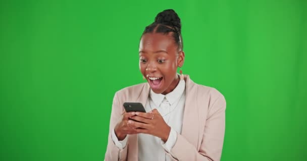 Grüner Bildschirm Aufgeregte Und Schwarze Frau Mit Telefonanschluss Für Werbung — Stockvideo