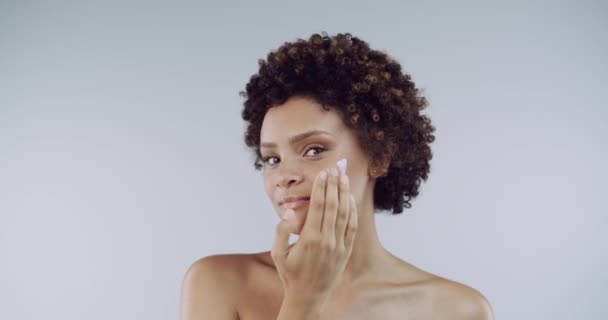 Gesicht Hautpflege Und Lotion Mit Einer Schwarzen Frau Studio Auf — Stockvideo