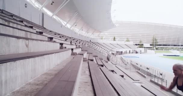 Фитнес Лестница Стадиона Женщина Бегают Кардио Тренировки Открытом Воздухе Тренировки — стоковое видео