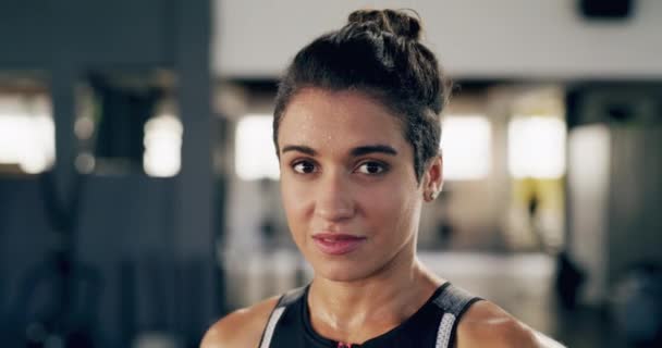 Femeie Sală Gimnastică Zâmbind Pentru Antrenament Fitness Exerciții Fizice Pentru — Videoclip de stoc