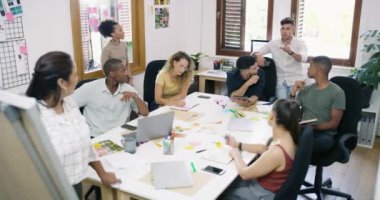 Yaratıcı iş adamları, tasarım, strateji ya da iş birliği planlamasında sunum ve toplantı. İş yerinde takım tartışmasında, fikirlerde veya başlangıç planında çeşitlilik veya grup çalışanı.