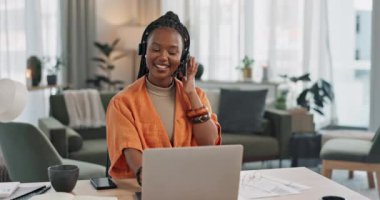 Siyahi bir kadın, ev telefonlu ve bilgisayarlı bir kulaklık, uzaktan kumandalı bir iş ve dairesi var. Bilgisayarlı sanal asistan, tavsiye için daktilo ve sohbet, online sohbet ve destek.