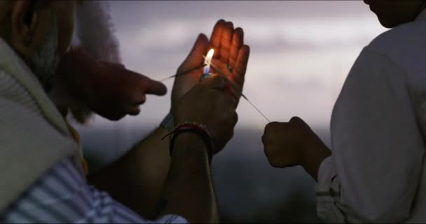 Άνθρωποι Χέρια Και Φωτιά Sparklers Νύχτα Για Νέο Έτος Γιορτή — Αρχείο Βίντεο