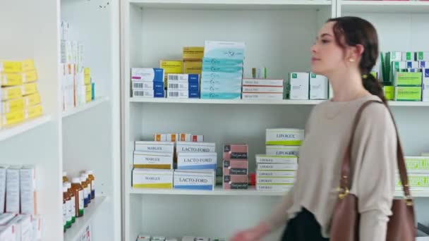 Пациентка Берет Таблетки Полки Аптеке Заботиться Своем Здоровье Благополучии Девушка — стоковое видео