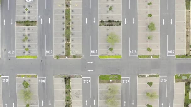 Dronă Aeriană Stradă Parcare Goală Oraș Pentru Conduce Opri Semnele — Videoclip de stoc
