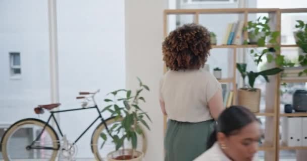 Kadını Ofise Girer Tartışır Toplantıyı Başlatır Yaratıcı Profesyonel Birlikçi Mutlu — Stok video