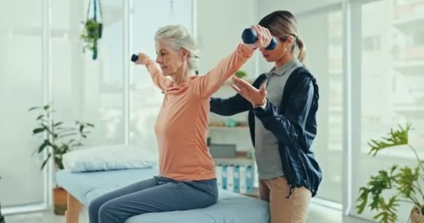 Фізична Терапія Реабілітація Або Стара Жінка Роблять Вправи Рук Гантелі — стокове відео