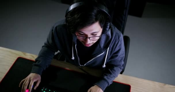 Teclado Computadora Noche Hombre Escribiendo Juegos Jugar Desafío Línea Rpg — Vídeos de Stock