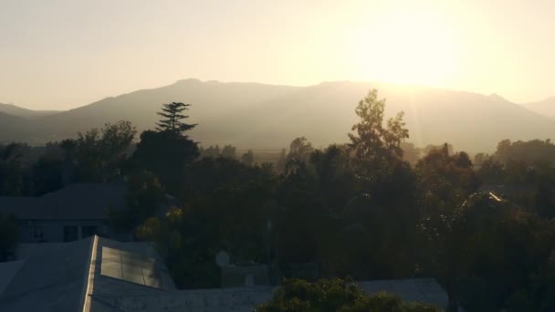 Дрон Гора Захід Сонця Домашніми Дахами Лісових Деревах Подорожей Свободи — стокове відео