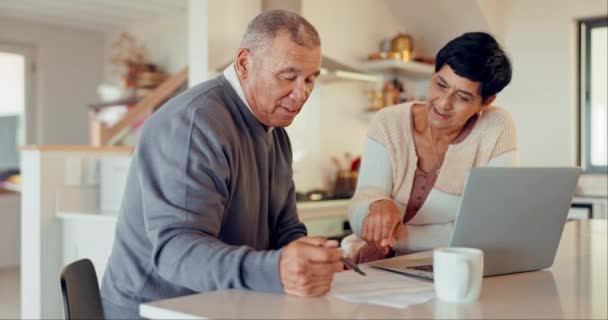 在预算网站 银行或退休计划中 老年人夫妇可以通过笔记本电脑和保险进行交谈 厨房和老年男女谈论抵押贷款或抵押贷款的文件 — 图库视频影像