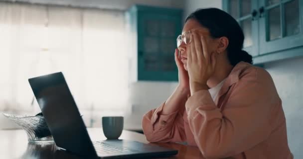 Werk Afstand Laptop Vrouw Met Bril Oogspanning Vermoeidheid Het Thuiskantoor — Stockvideo