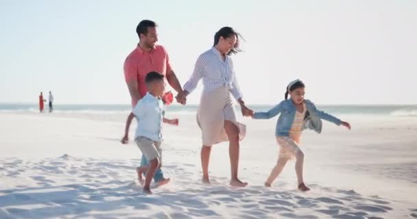 孩子和手牵着手散步 在海滩上或喜欢夏天在沙滩上跑步 母亲和孩子在海洋 海浪或大海中寻求关爱 爱和自由 微笑或游戏 — 图库视频影像