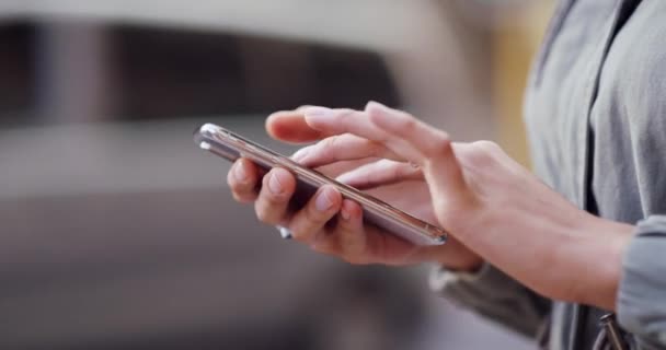 Nternette Veya Internet Sitesinde Sohbet Etmek Için Eller Mobil Uygulama — Stok video