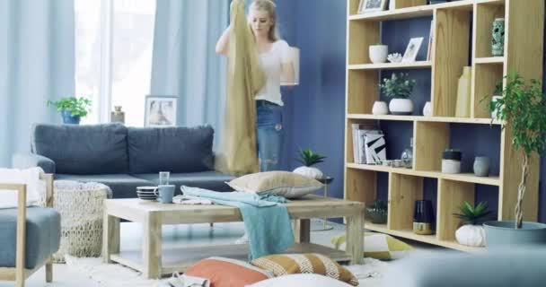 Frau Aufgeräumtes Und Frühjahrsputziges Wohnzimmer Für Hausarbeit Wellness Und Stolz — Stockvideo