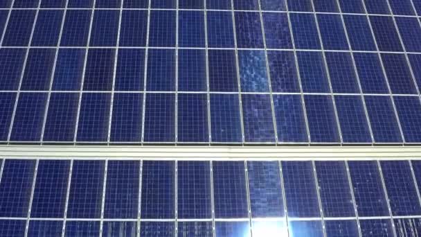再生可能エネルギー ソーラーパネル およびエンジニアリング 未来および環境のための太陽光発電の無人機との持続可能性 環境に優しい発電機 グリッドテクノロジーの空中ビュー — ストック動画