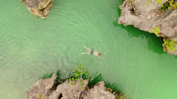 Drone Océan Nage Homme Plage Avec Des Roches Pour Les — Video