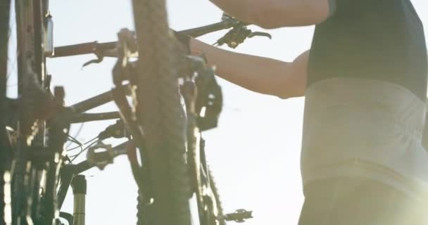 Люди Друзья Велосипеды Стоянке Горных Велосипедов Путешествий Фитнеса Открытом Воздухе — стоковое видео