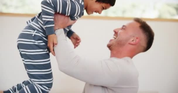 Láska Létání Otec Chlapcem Dítě Posteli Pro Vyzvednout Obejmout Letadlo — Stock video