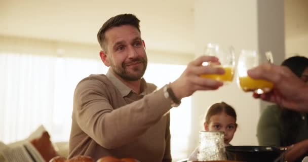 玻璃杯 和一个男人在一个家庭聚会与喝一杯庆祝聚会或活动在一个家庭 在假日里 在一个看起来快乐的人的公寓里 微笑和欢呼 — 图库视频影像