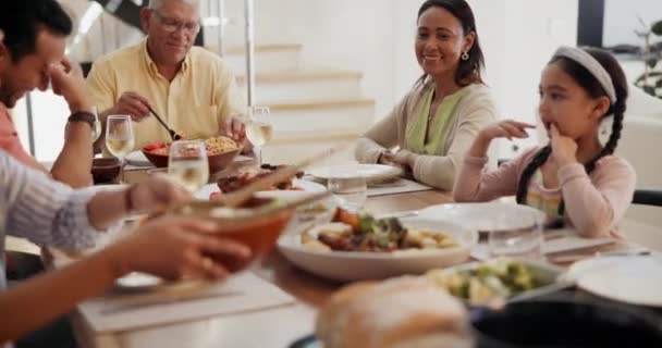 Grote Familie Diner Gelukkig Aan Tafel Met Eten Voor Hechting — Stockvideo