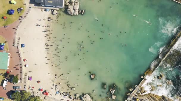 Praia Oceano Drone Pessoas Verão Para Férias Férias Relaxar Beira — Vídeo de Stock