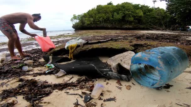 플라스틱 폐기물 청소에 사람과 환경에 모래에 봉사자 섬이나 자연에 바다와 — 비디오
