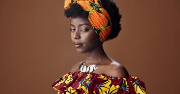 스타일에 배경에 스튜디오에서 여자의 아프리카 의상에서 자신감 자부심 아프로 포즈를 — 비디오
