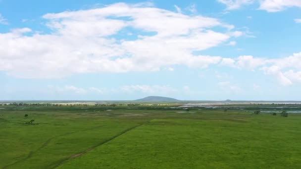 Dron Přehrada Travnaté Pole Venkově Přírodě Pro Udržitelnost Krajinu Nebo — Stock video