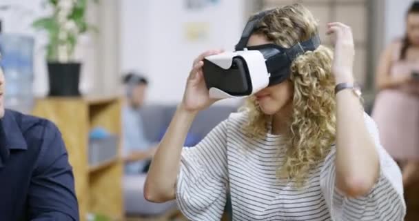 Frau Virtual Reality Und Brille Für Futuristische Spiele Live Streaming — Stockvideo