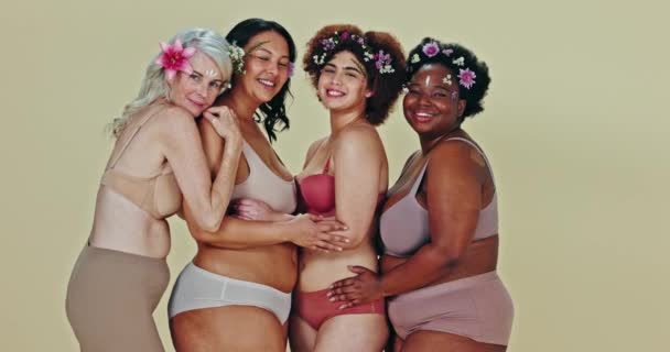 Różnorodność Kwiaty Szczęśliwe Kobiety Przytulają Się Ciało Pozytywne Razem Miłością — Wideo stockowe
