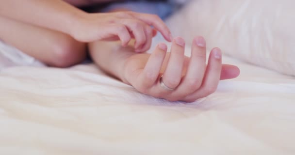 牵手和爱在床上的亲密接触 为快乐的伴侣 浪漫或婚庆 手指和亲密的约会对象 早上醒来或与人交往 放松平静或安宁 — 图库视频影像