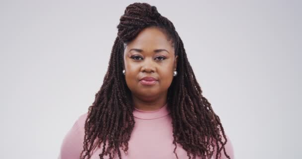 Mujer Negra Seria Cara Mirada Blanco Pie Aislado Contra Fondo — Vídeo de stock