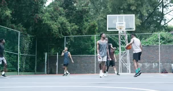 Férfiak Csoport Kosárlabda Szabadtéri Vagy Pontszám Akció Teljesítmény Pacsi Verseny — Stock videók