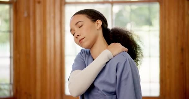 妇女和肩部疼痛 伤害或护理院的压力 紧急情况或病人 问题和专业按摩 疲劳和纤维肌痛 关节炎和精疲力尽的护理人员 — 图库视频影像