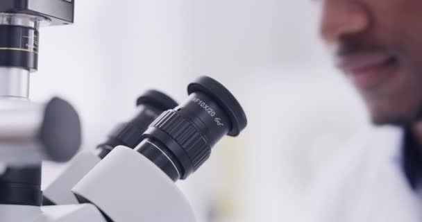 Наука Микроскоп Лицо Человека Лаборатории Экспериментов Вакцин Здравоохранения Анализ Медицина — стоковое видео