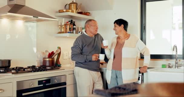 Starsza Para Rozmawiająca Kuchni Kawą Śmiejąca Się Razem Komunikacja Szczęśliwa — Wideo stockowe