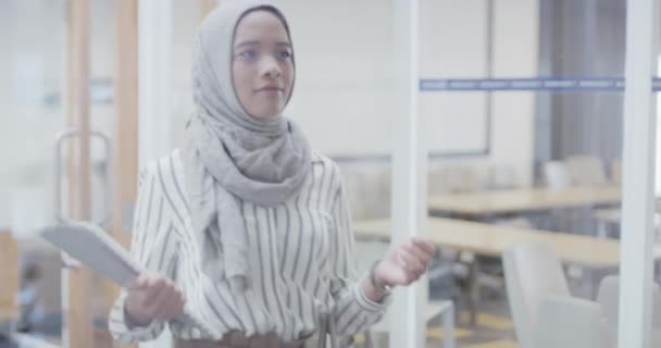 イスラム教徒 ビジネス女性 またはオフィス 職場またはスタートアップのドアで歩きます 肖像画 自信を持ってイスラムのプロデザイナー サウジアラビアの入り口で真剣なクリエイティブな従業員とヒジャブ — ストック動画