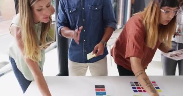 Projektant Zespół Wybór Próbki Kolorów Myślenia Burzy Mózgów Tabletu Rozmowy — Wideo stockowe