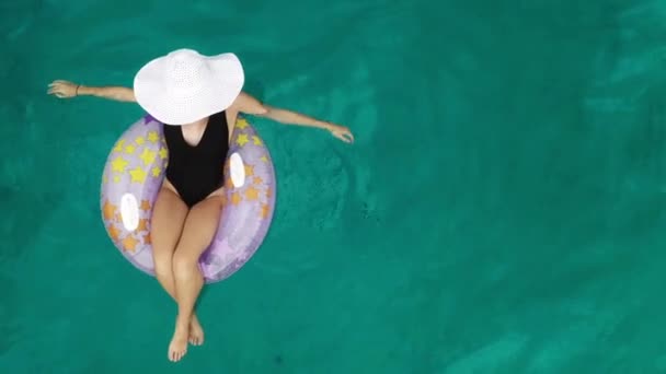 수영을 공중과 팽창식 그리고 바다에 태국에서 야외와 진정과 — 비디오