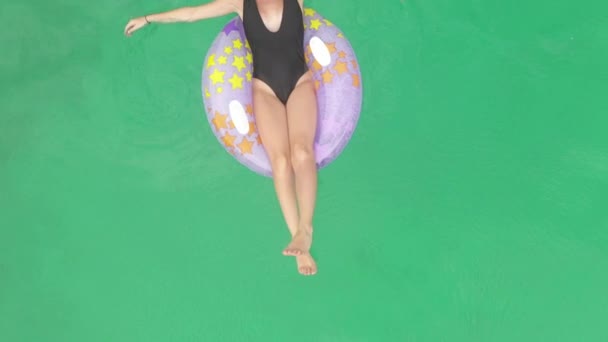 Mulher Relaxante Flutuante Anel Inflável Oceano Paz Descanso Férias Férias — Vídeo de Stock