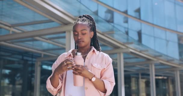 Afrikansk Kvinna Student Dricksvatten Och Universitet Promenad Tänkande Och Vision — Stockvideo