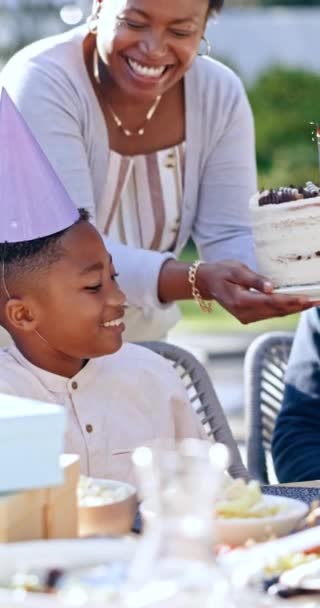 ハッピーバースデー アウトドアのお祝い パーティー ケーキ ろうそくで歌う ブラックファミリー 幸せと息子のためのサポート 応援やイベントまたは一緒に 庭や食べ物やプレゼント — ストック動画