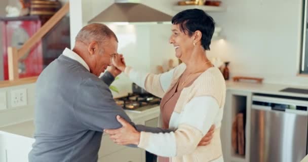 Tanzen Glücklich Und Ein Älteres Paar Der Küche Mit Liebe — Stockvideo