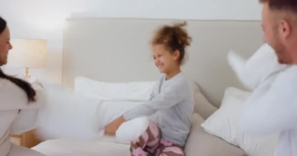 Slaapkamer Kussengevecht Kind Met Ouders Die Spelen Voor Liefde Hechting — Stockvideo
