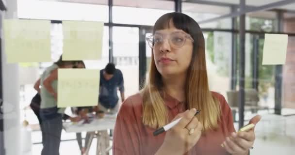 Projektant Kobieta Pisanie Lepkiej Notatki Przez Szkło Myślenia Wizji Lub — Wideo stockowe
