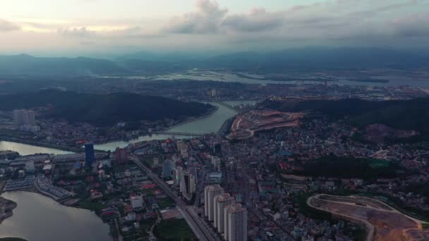 Drone Cidade Rio Por Edifícios Exterior Nuvens Horizonte Paisagem Montanhas — Vídeo de Stock