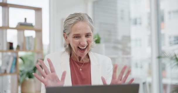 Senior Kvinde Laptop Hilsen Videokonference Vinke Kontor Eller Teknologi Ældre – Stock-video