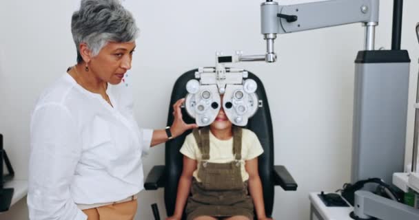 眼科医 眼科医 眼科検査 診療のビジョンを診療所で確認しています 病院での医療相談で視力検査のためのシニア眼科医女性 子供およびヘルスケア検査 — ストック動画