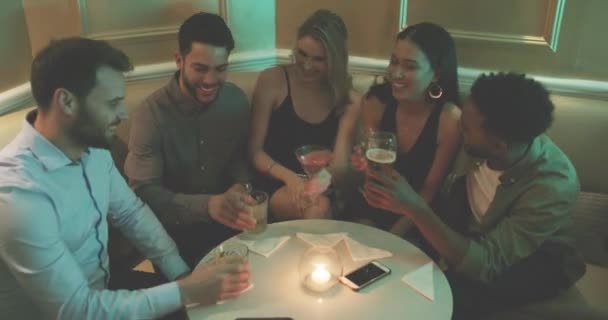 在夜总会和朋友们一起为聚会 放松和庆祝祝酒 饮料和音乐 欢乐时光 鸡尾酒会和社交活动 一群人一起笑着欢呼 庆祝新年和喝酒 — 图库视频影像
