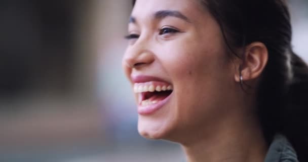 Rostro Sonrisa Mujer Riendo Ciudad Con Confianza Broma Buen Humor — Vídeo de stock